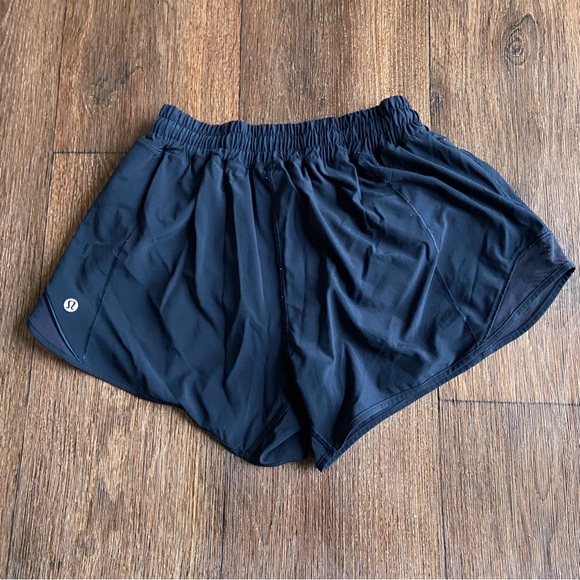 lululemon athletica Pants - Lululemon Athletica hotty hott II 4” athletic running shorts true navy Sz 6 tall